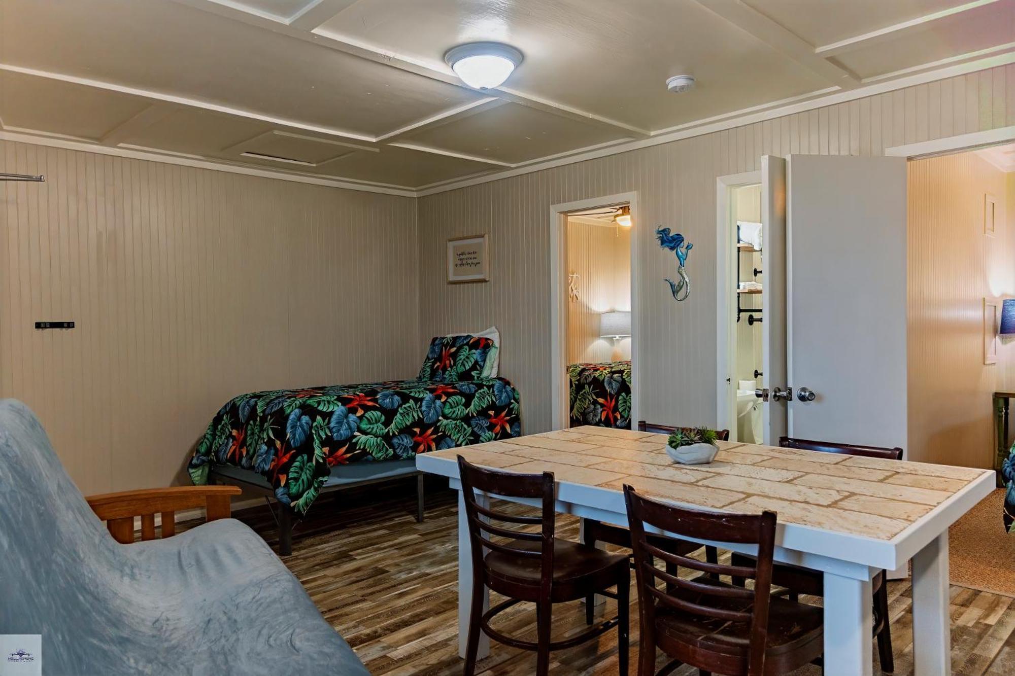 Blue Dolphin Inn&Cottages Grand Isle Extérieur photo