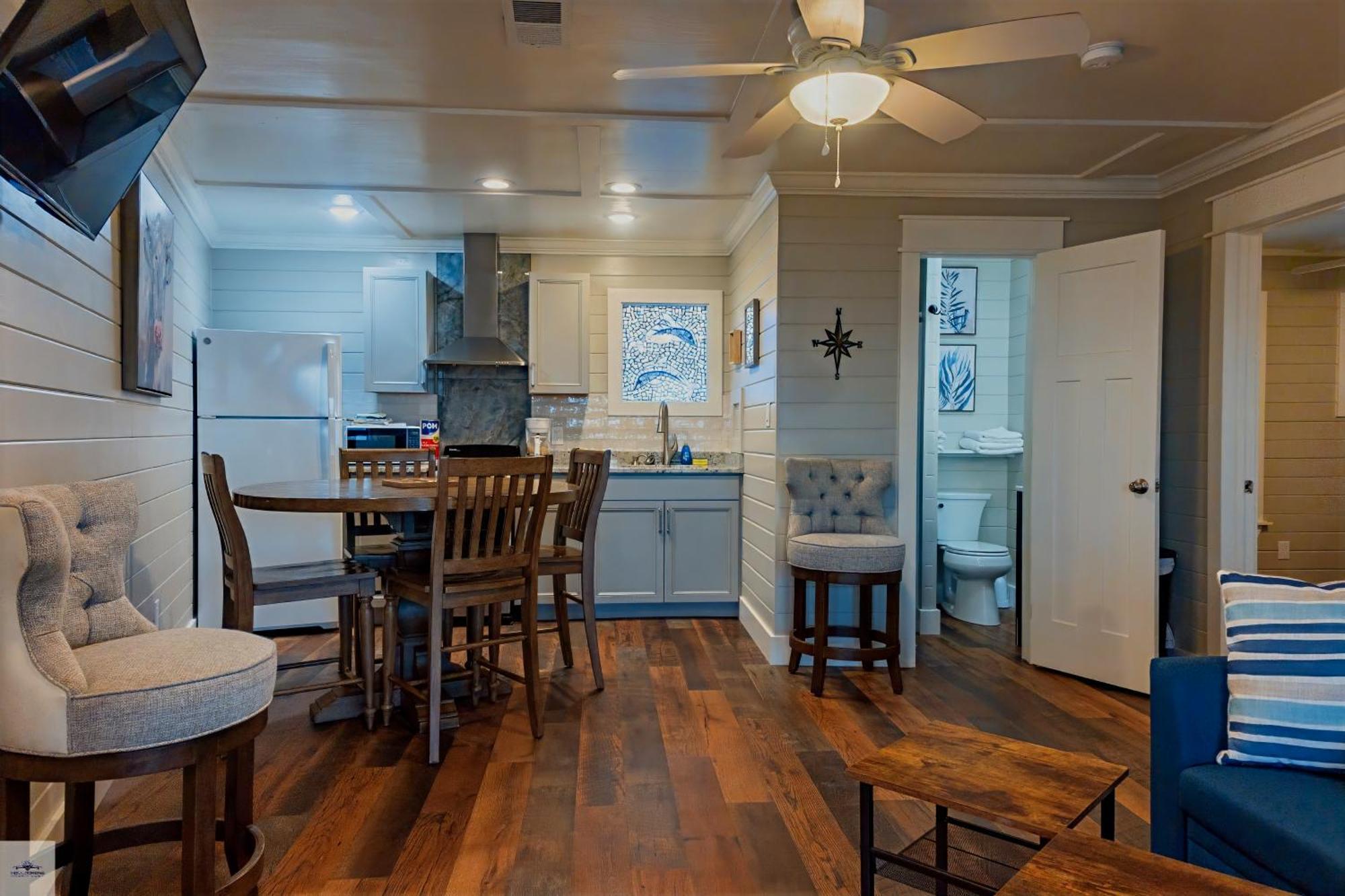 Blue Dolphin Inn&Cottages Grand Isle Extérieur photo